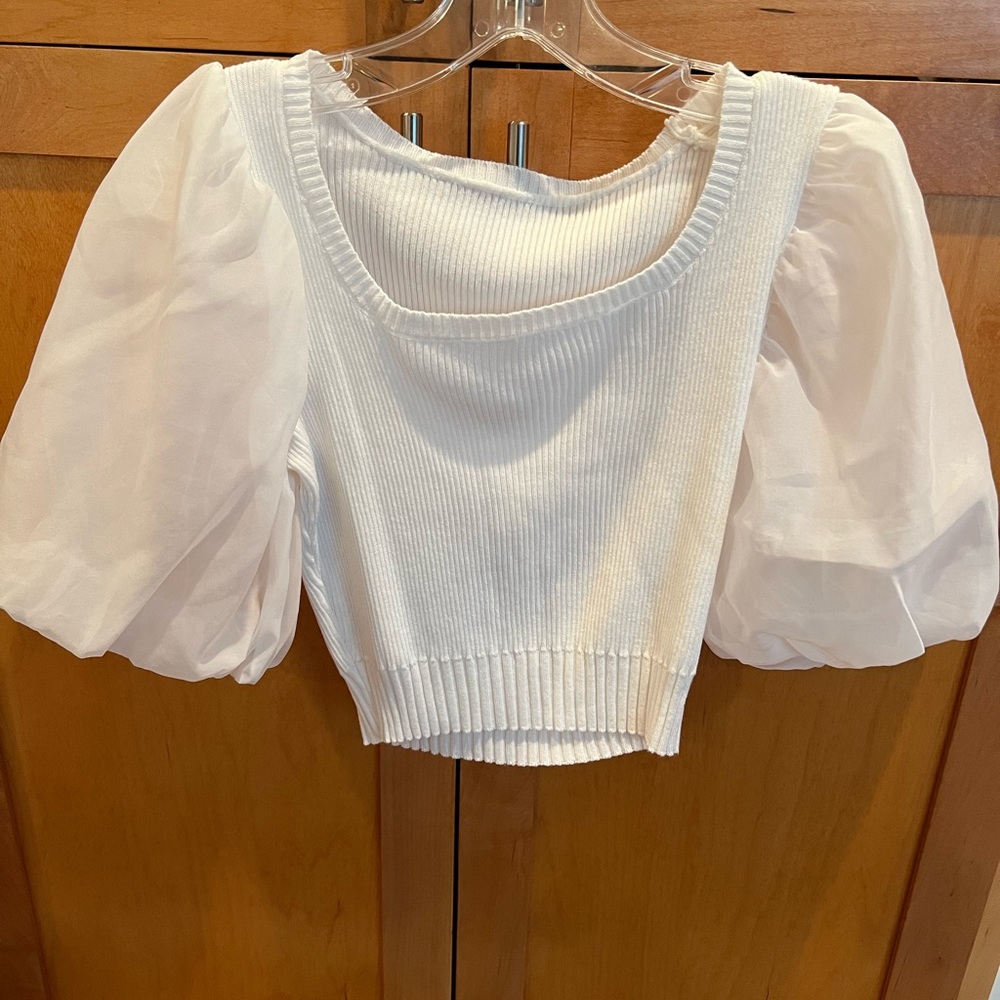 Cute ribbed shirt with puff sleeves